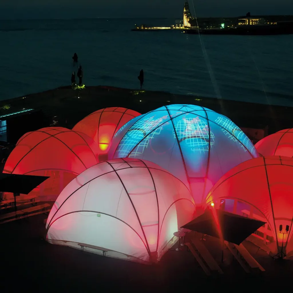 Illustration d'événement au port : Chapiteaux assemblés et cloisonnés avec son et lumière, représentant les services de Tent'Action.