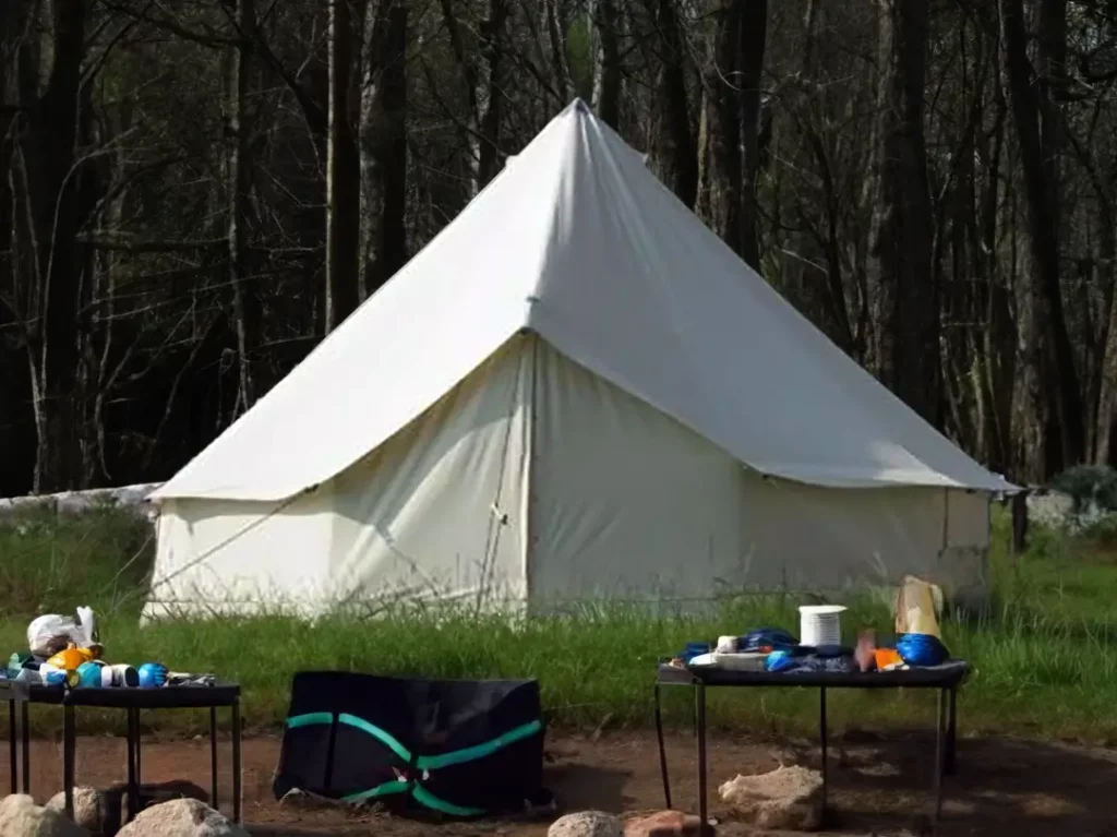 Tente TIPI, hébergement HPA vente et location, installée en plein air dans un camping.