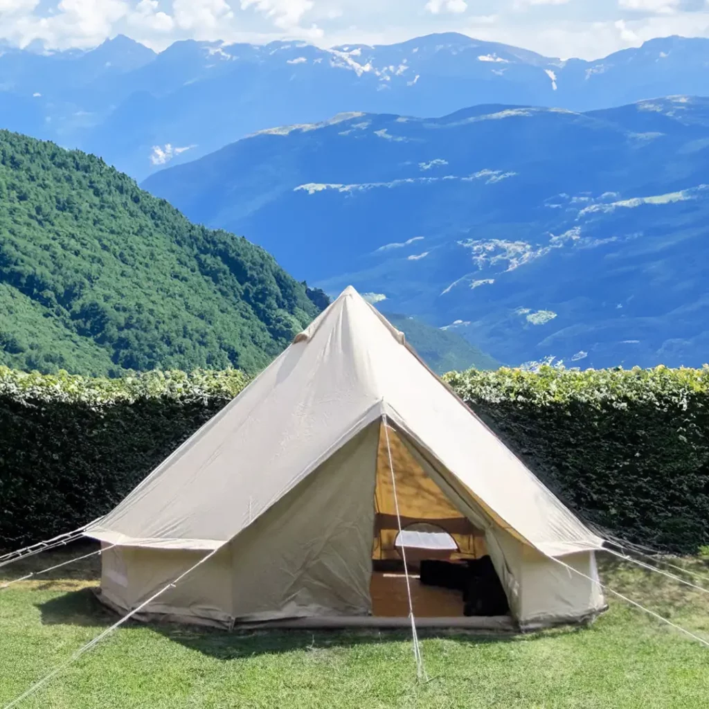 Tente TIPI, Solution d'hébergement HPA ou location événementiel, installée en plein air dans un camping.