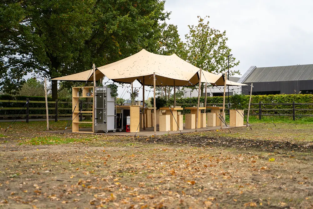 Tente nomade en bois et toile montée en extérieur pour un événement privé dans les Landes