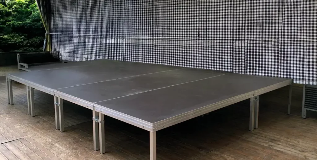 Praticables de scène modulables installés pour un événement avec éclairage professionnel dans Les Landes